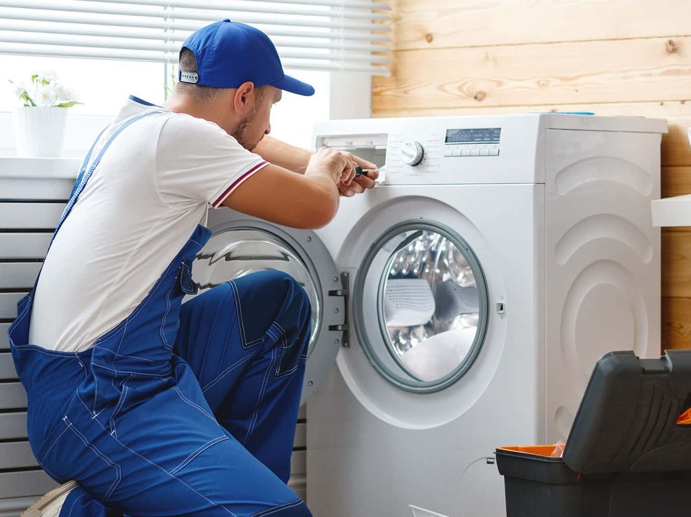 Técnico del servicio técnico Beko reparando electrodoméstico en Segovia